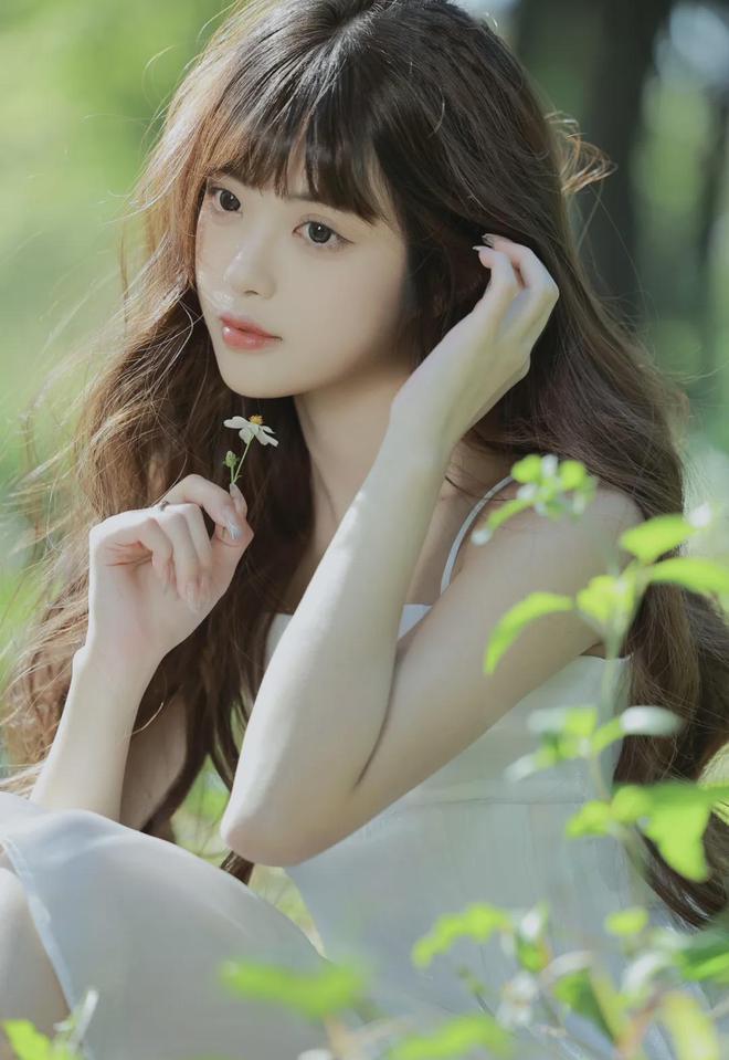 间的草丛中的白灼液体尊龙凯时网站小舞腿(图1)